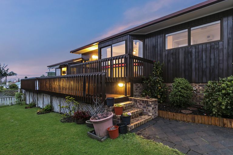 Photo of property in 1a Eastglen Road, Glen Eden, Auckland, 0602