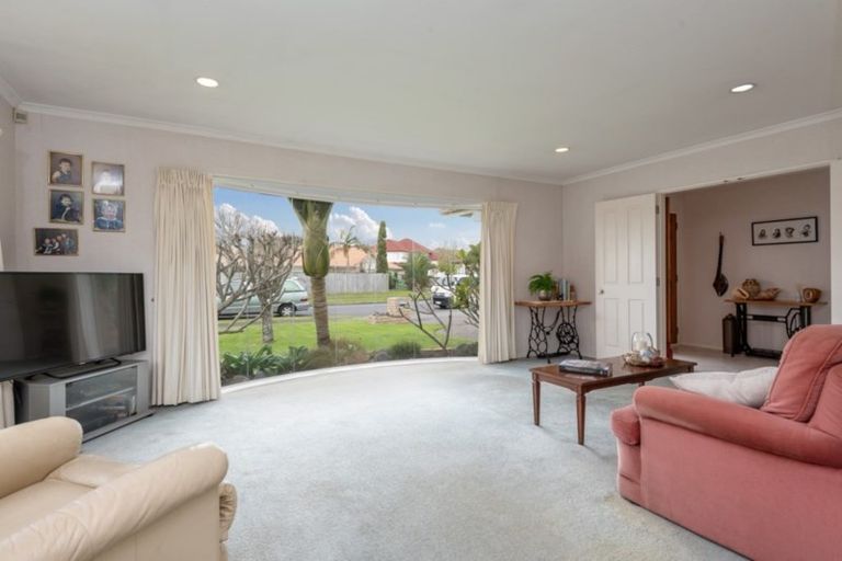 Photo of property in 22 Montecito Place, Golflands, Auckland, 2013