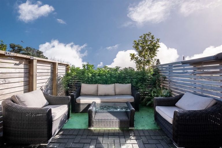 Photo of property in 4/15 Chivalry Road, Glenfield, Auckland, 0629