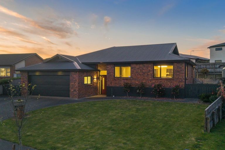 Photo of property in 6 Aotea Drive, Aotea, Porirua, 5024