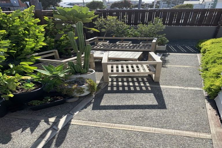 Photo of property in 122 Rongotai Road, Kilbirnie, Wellington, 6022