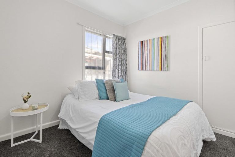 Photo of property in 32 Mexted Terrace, Tawa, Wellington, 5028