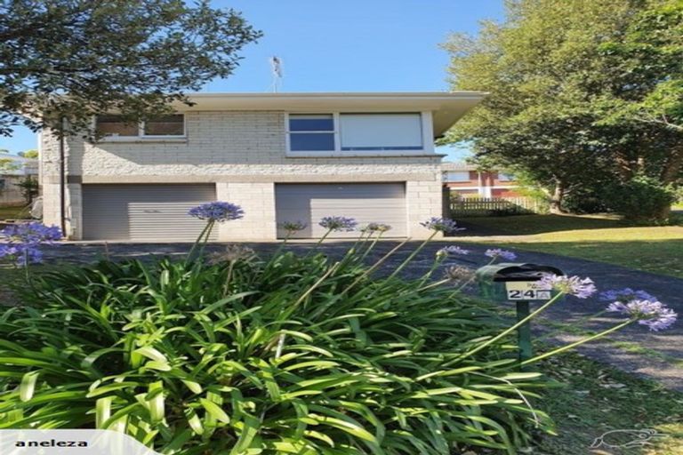 Photo of property in 2/24 Sovereign Place, Glenfield, Auckland, 0629