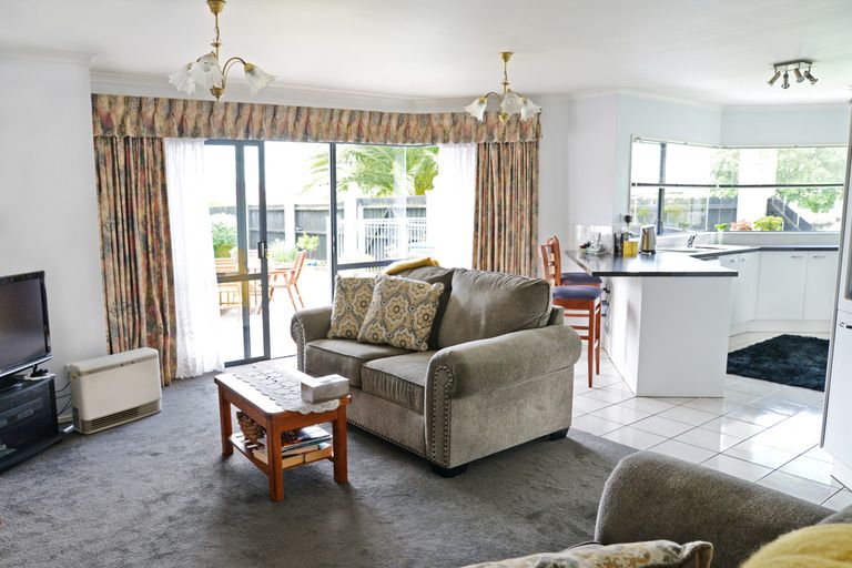 Photo of property in 2 Flora Place, Wattle Downs, Auckland, 2103