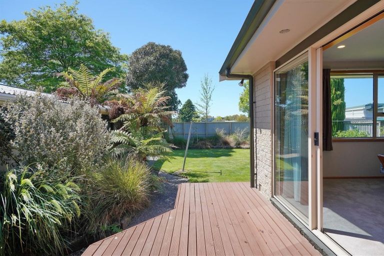 Photo of property in 8 Brookby Crescent, Avonhead, Christchurch, 8042