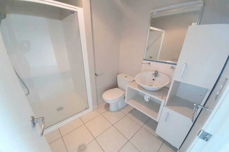 Photo of property in 9b Clearwater Cove, West Harbour, Auckland, 0618