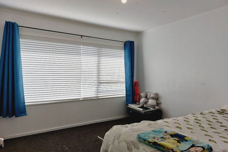 Photo of property in 2/28 Royal Road, Massey, Auckland, 0614