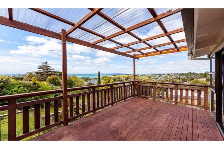 Photo of property in 70 Wade River Road, Stanmore Bay, Whangaparaoa, 0932