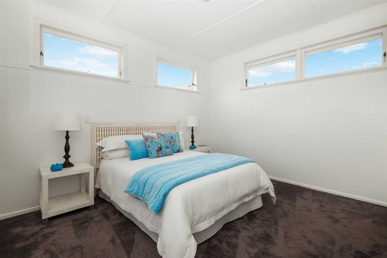 Photo of property in 18 Walmer Road, Point Chevalier, Auckland, 1022