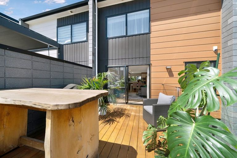 Photo of property in 8 Meritage Lane, Te Atatu South, Auckland, 0610