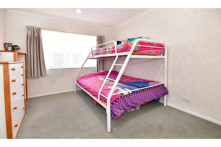 Photo of property in 16 Dan Tori Place, Orewa, 0931