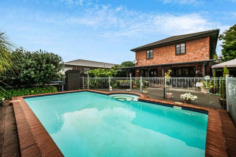 Photo of property in 16 Len Garlick Place, Pahurehure, Papakura, 2113