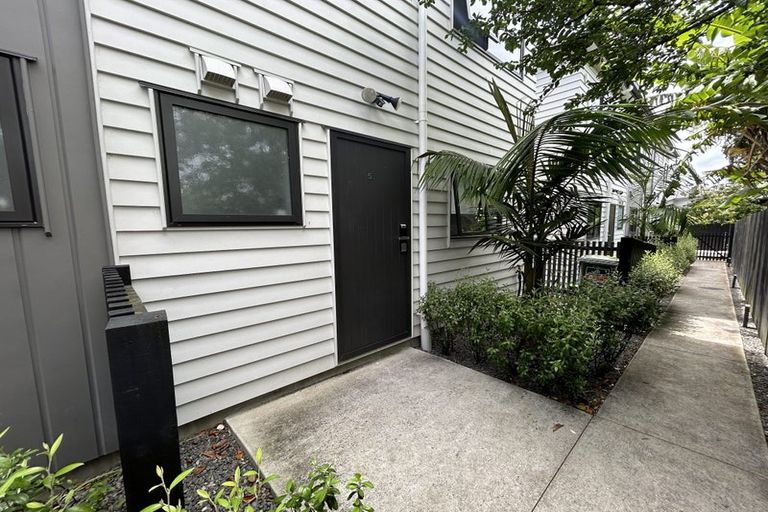 Photo of property in 5/30 West Coast Road, Glen Eden, Auckland, 0602