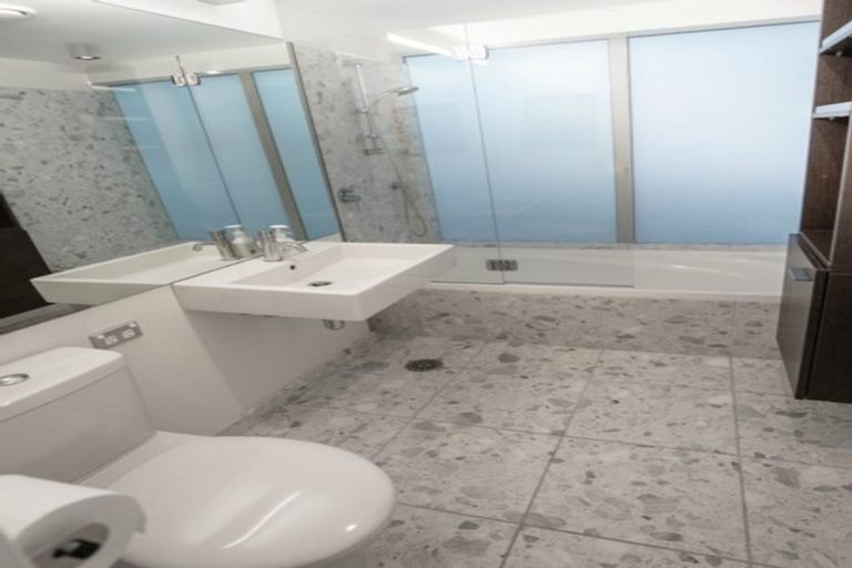 Photo of property in 74 Oriental Parade, Oriental Bay, Wellington, 6011