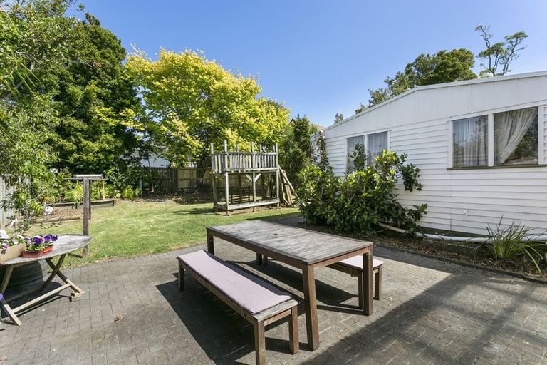 Photo of property in 36 Castleford Street, Green Bay, Auckland, 0604