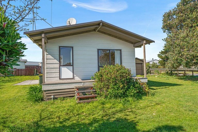 Photo of property in 42 Norfolk Crescent, Otaki Beach, Otaki, 5512