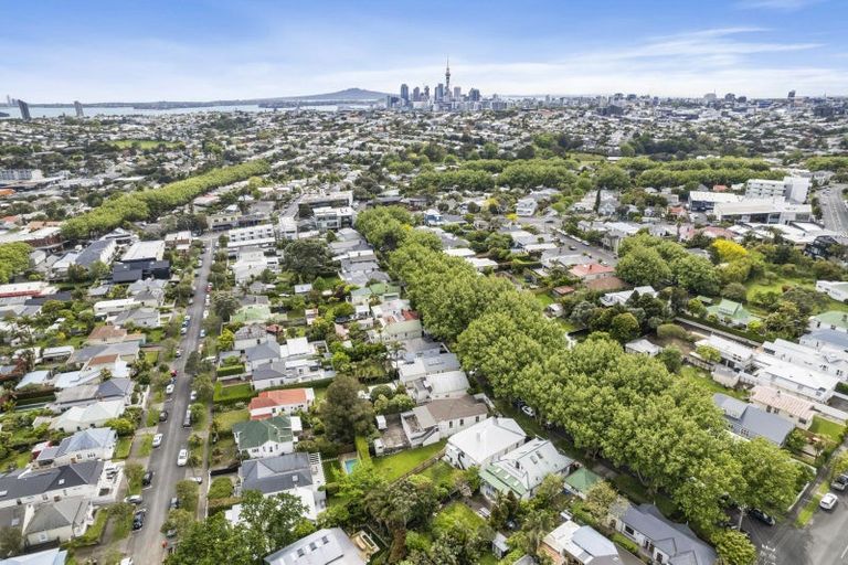 Photo of property in 31 Castle Street, Eltham, 4322