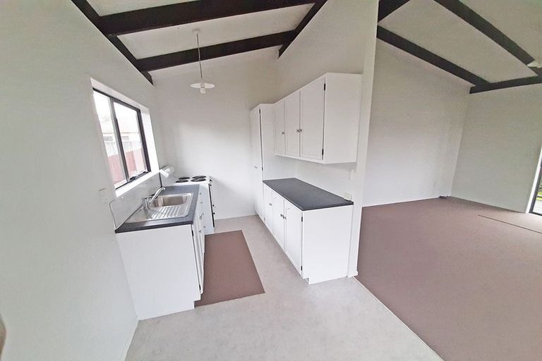 Photo of property in 2/215a Swanson Road, Henderson, Auckland, 0610