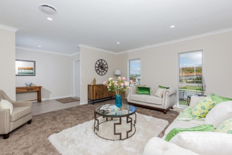 Photo of property in 18 Syd Grant Crescent, Orewa, 0931