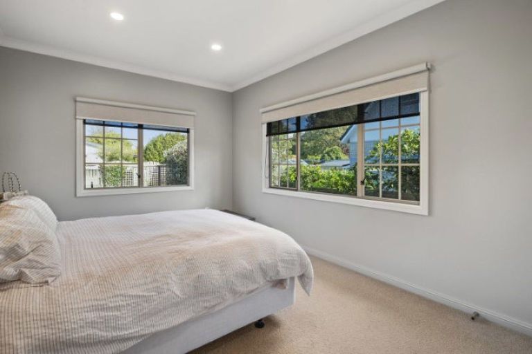 Photo of property in 2 Rika Place, Kawaha Point, Rotorua, 3010