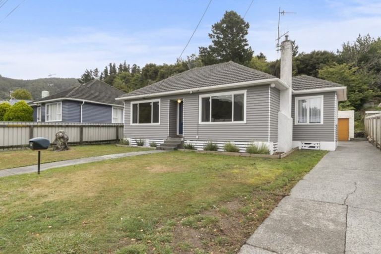 Photo of property in 18 Lees Grove, Wainuiomata, Lower Hutt, 5014