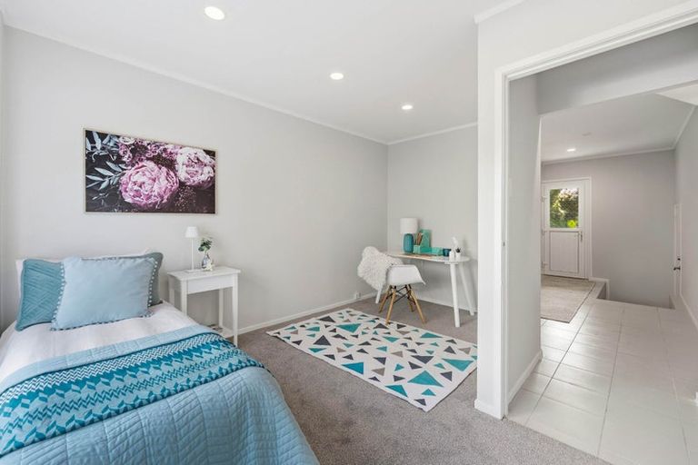 Photo of property in 26 Pickwick Parade, Mellons Bay, Auckland, 2014