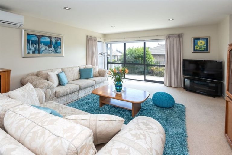 Photo of property in 5 Royalle Mews, Botany Downs, Auckland, 2010