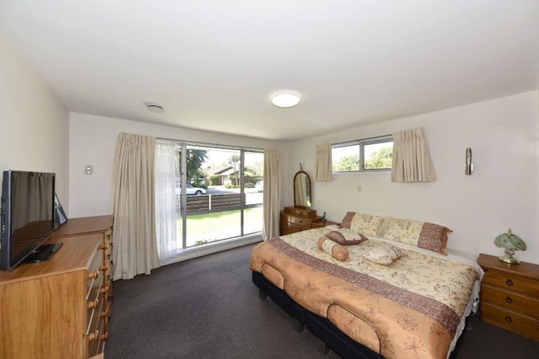 Photo of property in 33 Montclare Avenue, Avonhead, Christchurch, 8042