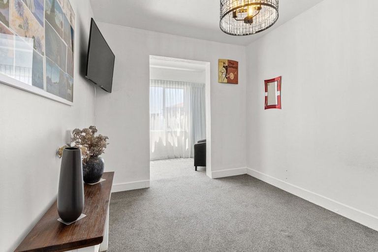 Photo of property in Devonport Apartments, 21/127 Saint Aubyn Street, New Plymouth, 4310