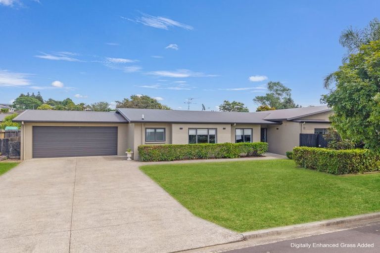 Photo of property in 2 Four Oaks Place, Pukekohe, 2120