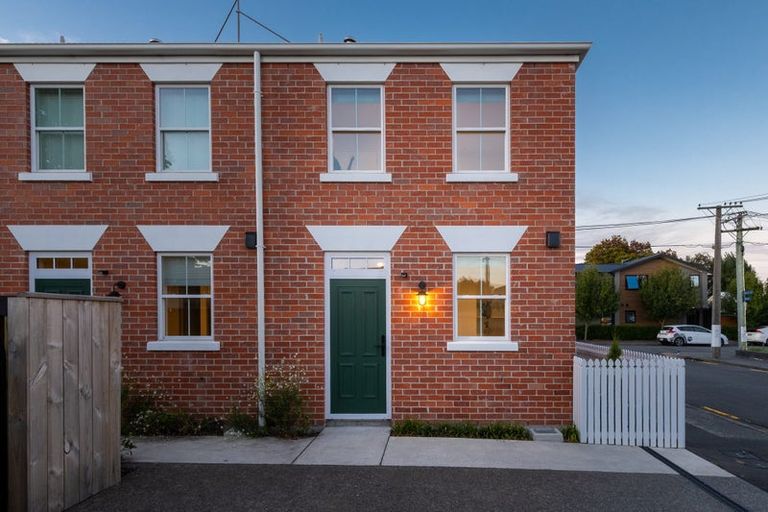 Photo of property in 4/30 Hargest Crescent, Sydenham, Christchurch, 8023