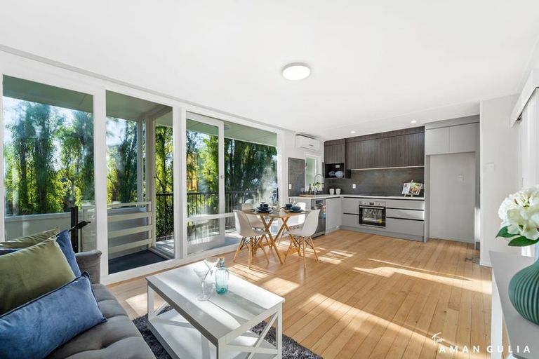 Photo of property in 16c Dallinghoe Crescent, Milford, Auckland, 0620