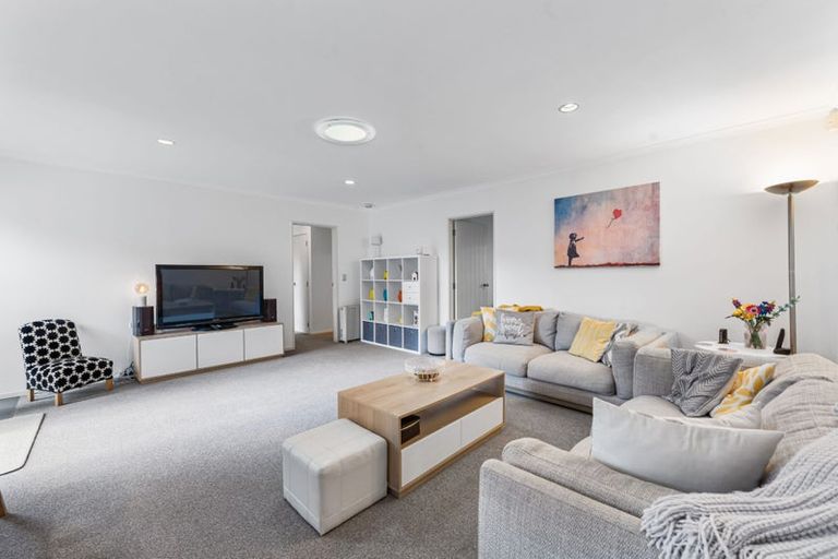 Photo of property in 16 Fernloche Place, Flat Bush, Auckland, 2016