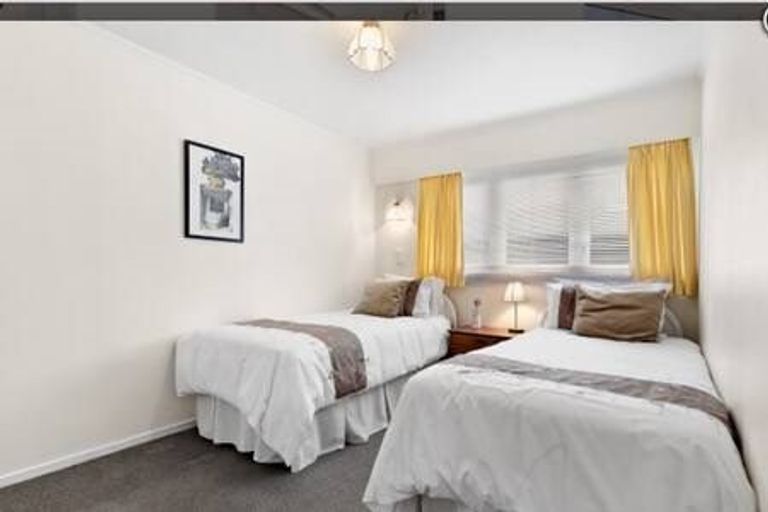 Photo of property in 88 Chivalry Road, Glenfield, Auckland, 0629