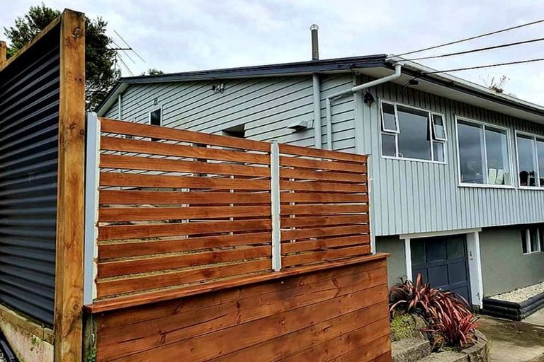 Photo of property in 9 Salford Street, Newlands, Wellington, 6037