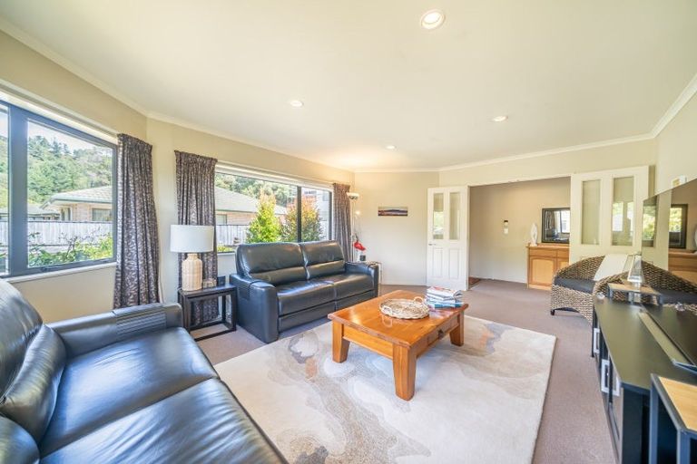 Photo of property in 4 Aragon Grove, Kingsley Heights, Upper Hutt, 5018