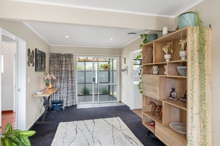 Photo of property in 21 Reeves Street, Waikanae Beach, Waikanae, 5036