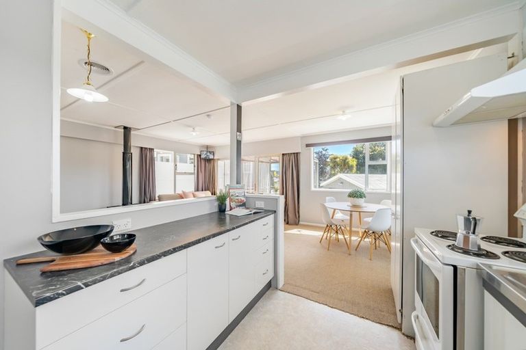 Photo of property in 37 Hillside Drive, Maoribank, Upper Hutt, 5018