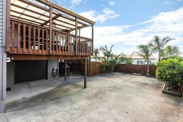 Photo of property in 121 Carlisle Road, Northcross, Auckland, 0632