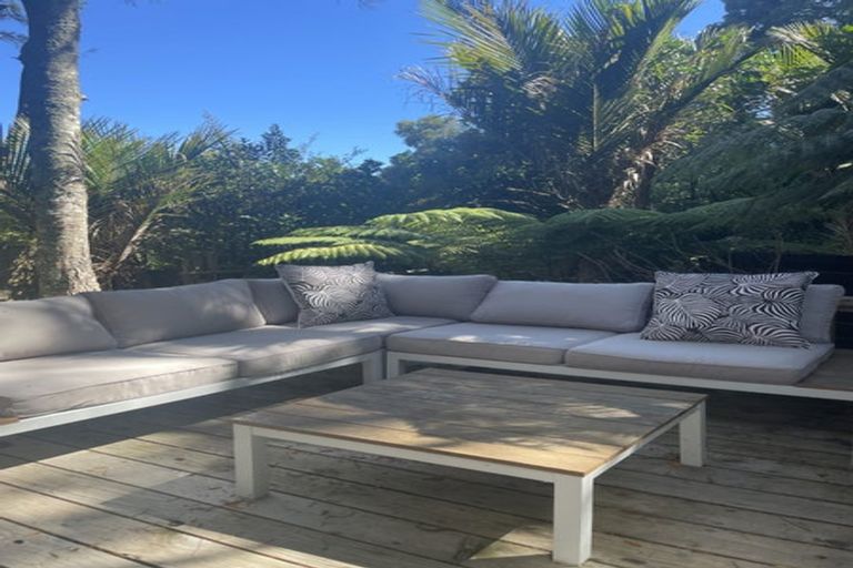 Photo of property in 35 Hollywood Avenue, Titirangi, Auckland, 0604