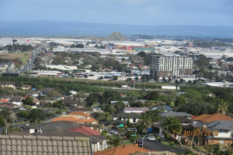 Photo of property in 56 Ribbonwood Crescent, Goodwood Heights, Auckland, 2105