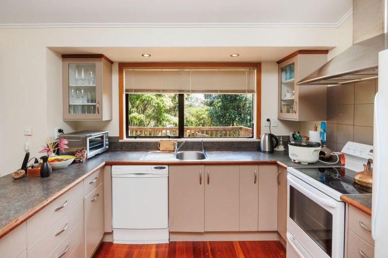 Photo of property in 9 Hillgrove Place, Fitzherbert, Palmerston North, 4410