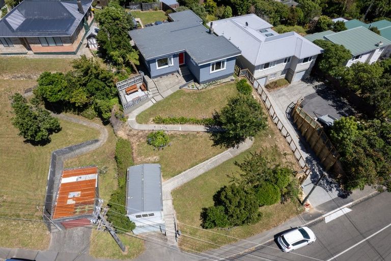 Photo of property in 8 Lyndfield Lane, Newlands, Wellington, 6037