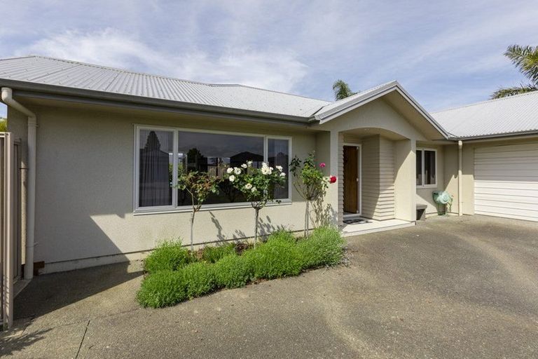 Photo of property in 2 Arthur Close, Clive, 4102