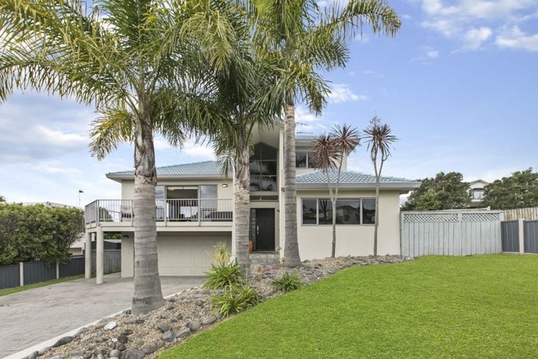 Photo of property in 62 Lagoon Way, West Harbour, Auckland, 0618