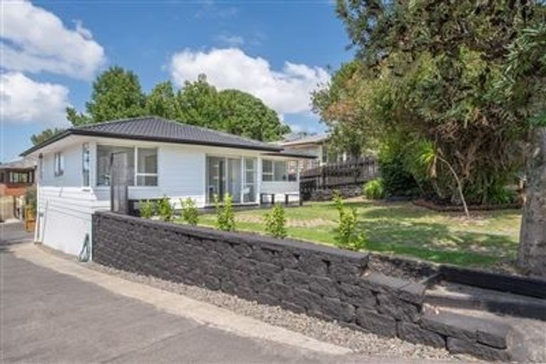 Photo of property in 9 Juniper Road, Sunnynook, Auckland, 0620
