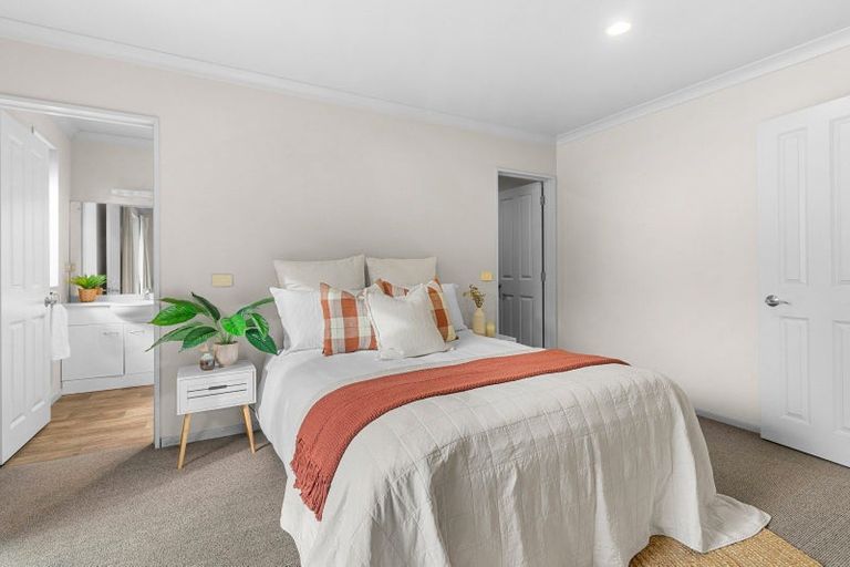 Photo of property in 11 Miami Place, One Tree Point, 0118