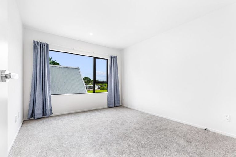 Photo of property in 43c Fitzherbert Avenue, West Harbour, Auckland, 0618