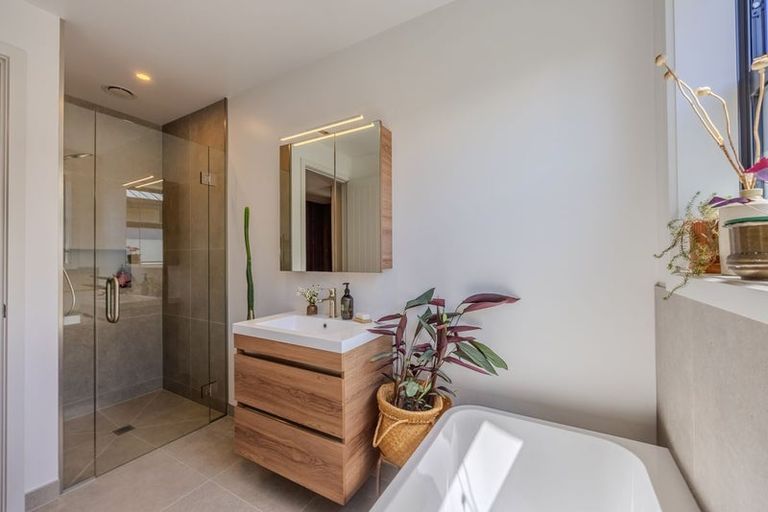 Photo of property in 16 Guthrie Street, Lake Hawea, 9382