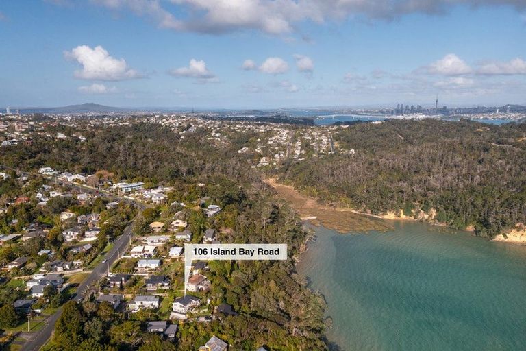 Photo of property in 1/106 Island Bay Road, Beach Haven, Auckland, 0626